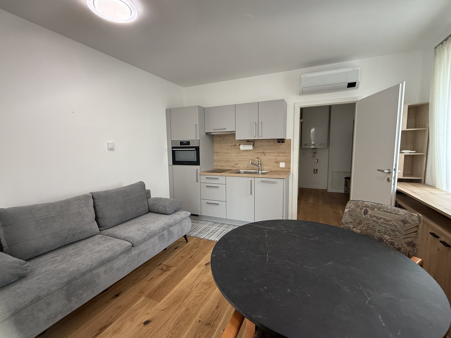 Voll möblierte 1-Zimmer Wohnung im Neubau mit Balkon & Klimaanlage