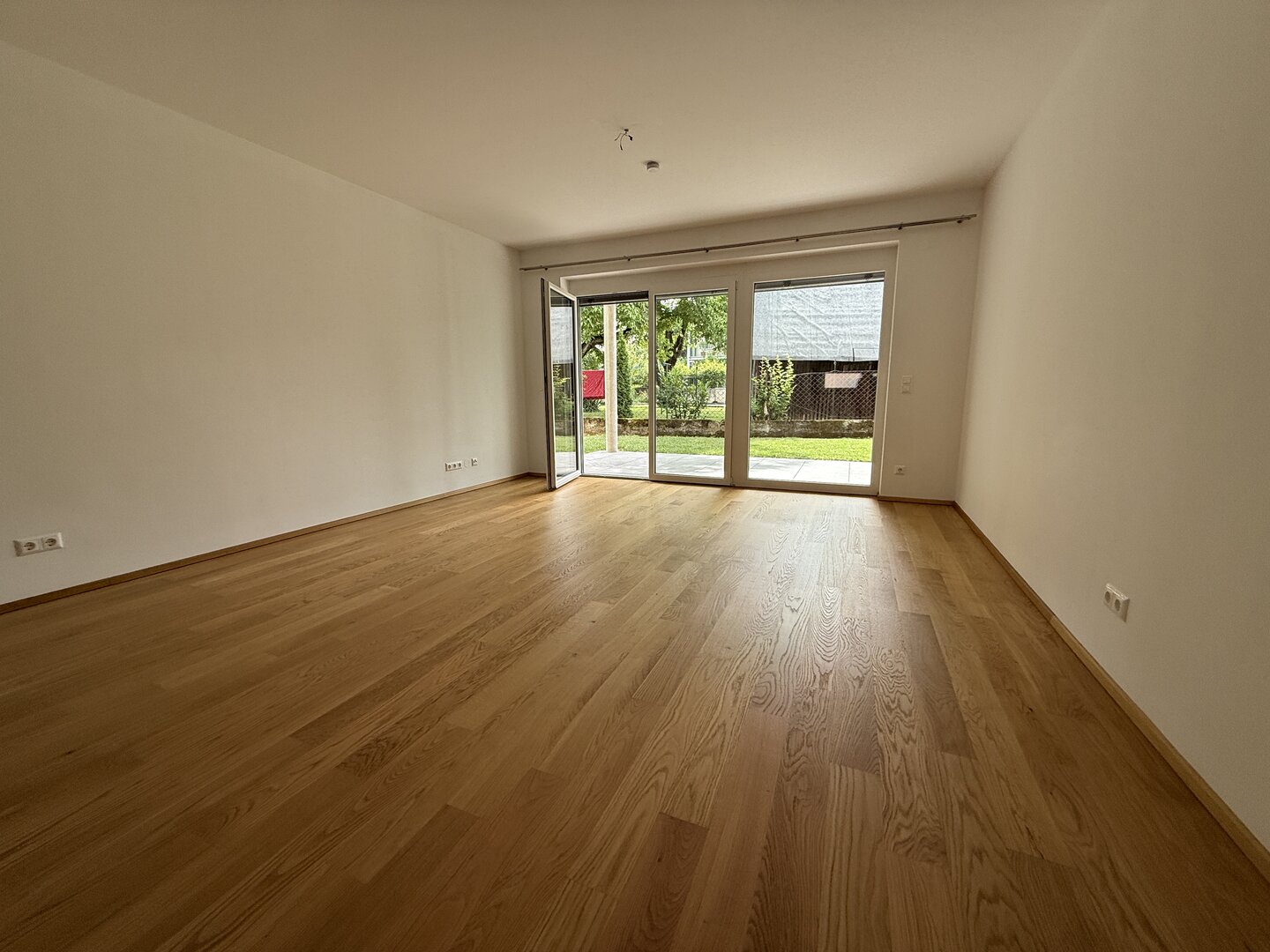 Neuwertige Gartenwohnung (Baujahr 2020) – 58 m² WFL, Terrasse, Garten, Carport